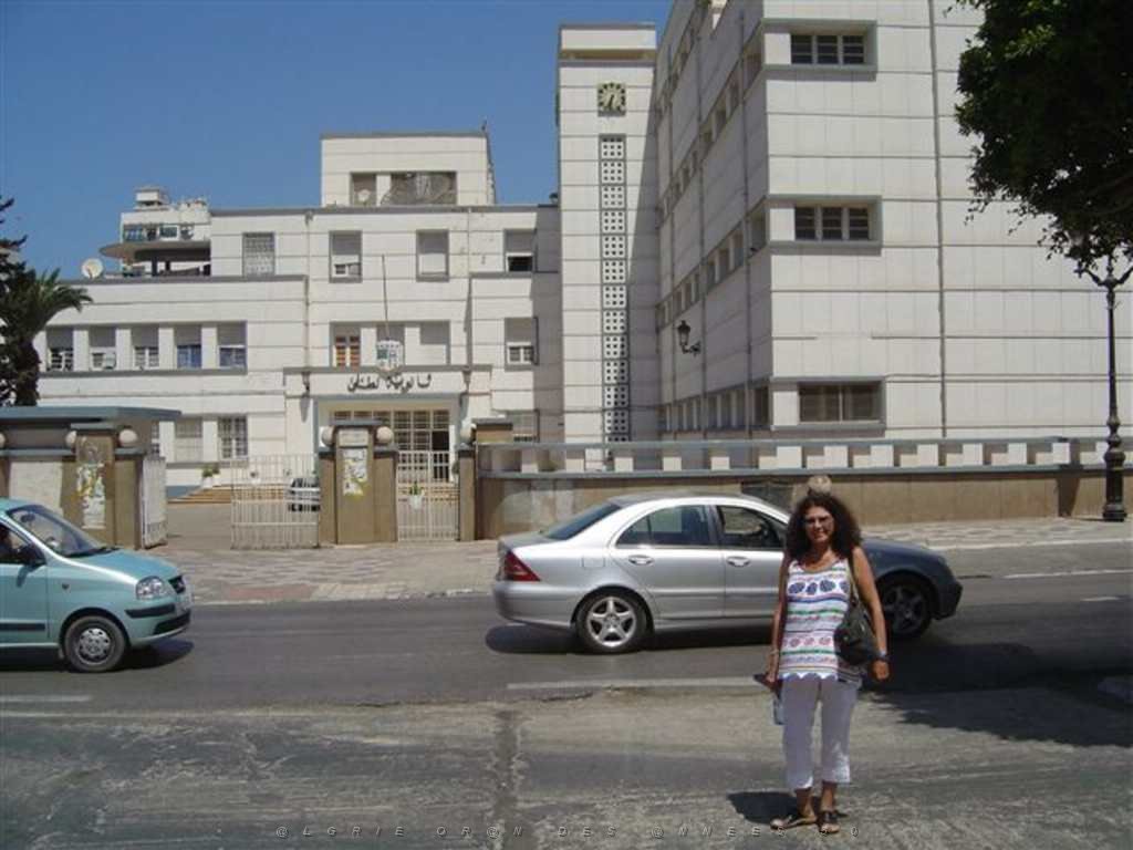 ORAN AOUT 2007 Jeanne devant le Lycee de Jeunes Filles.JPG